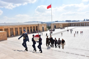 VAKIF BAŞKANIMIZ SAVAŞ KARABALİ\\\'DEN ATAMIZA ZİYARET